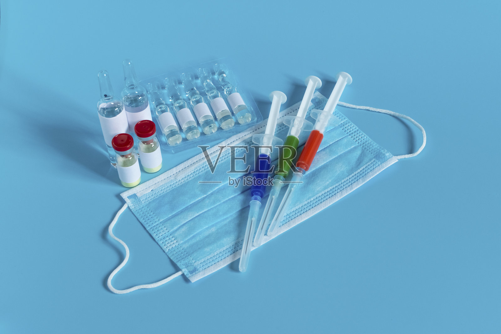 疫苗和注射用注射器。冠状病毒感染、流感、病毒和细菌的预防、免疫和治疗。医学传染性的概念照片摄影图片