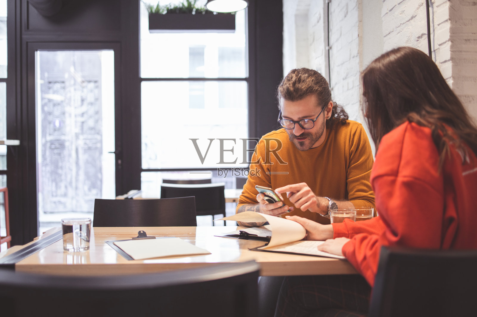 服务员为年轻夫妇点餐照片摄影图片