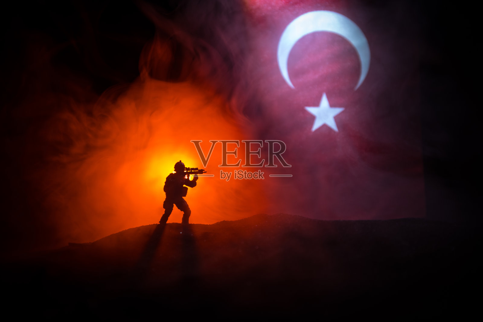 士兵持步枪剪影，背景为土耳其国旗照片摄影图片