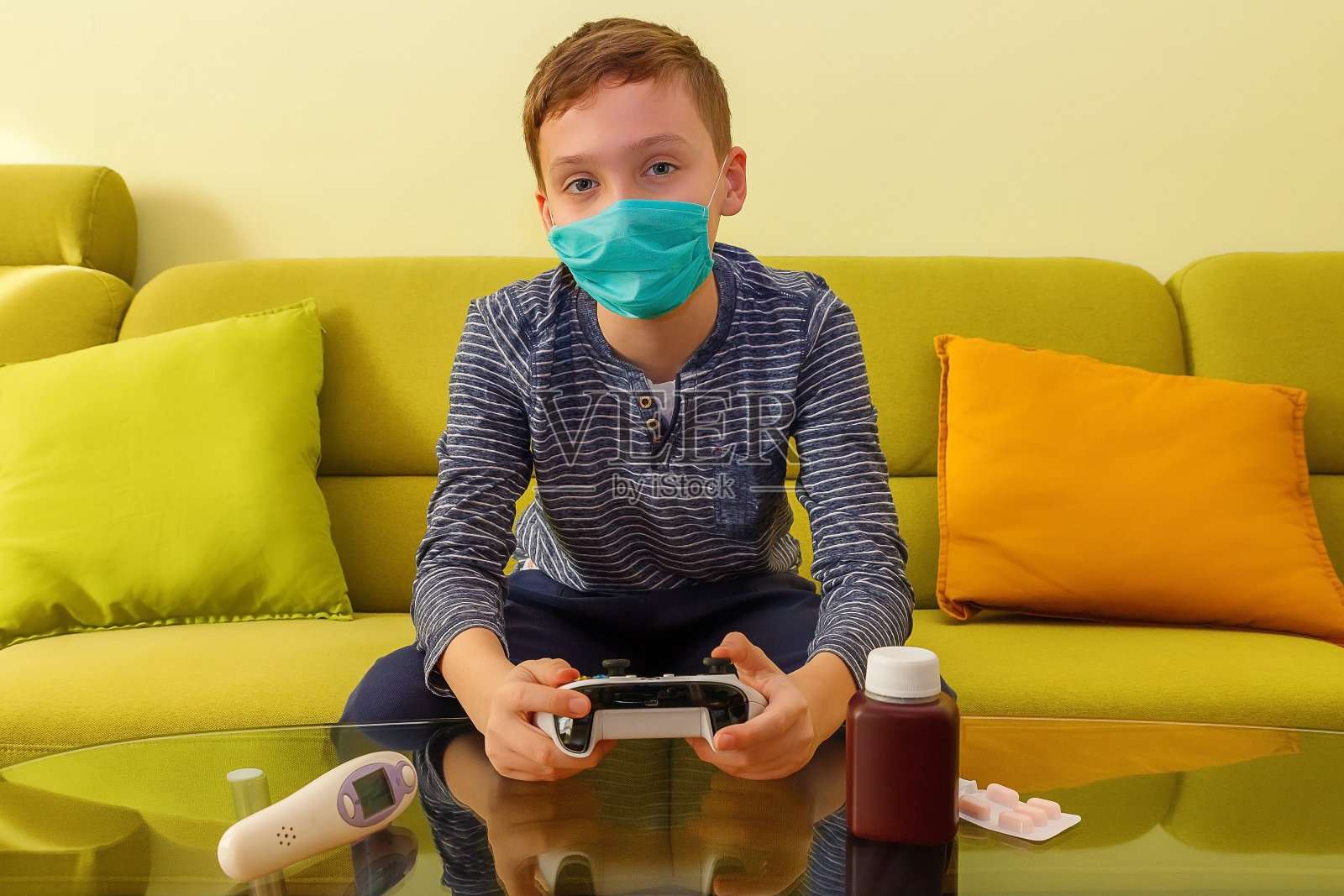 小男孩戴着防毒面具在隔离区玩游戏。照片摄影图片