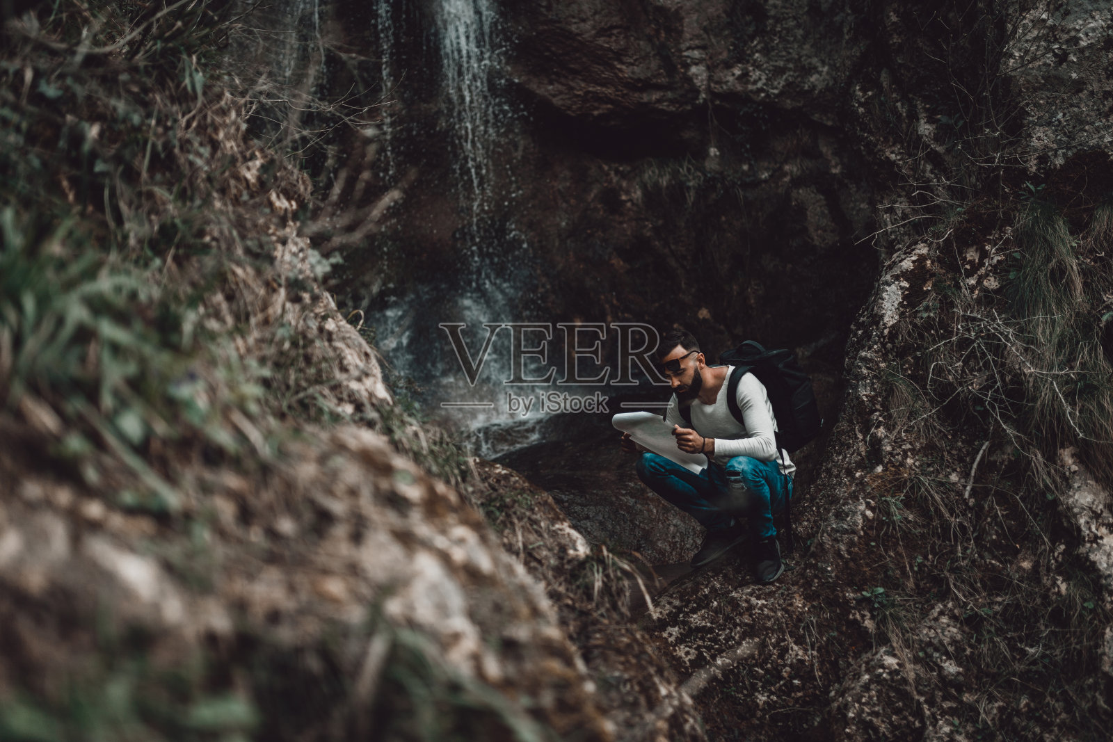 带着地图探索大自然中的瀑布照片摄影图片