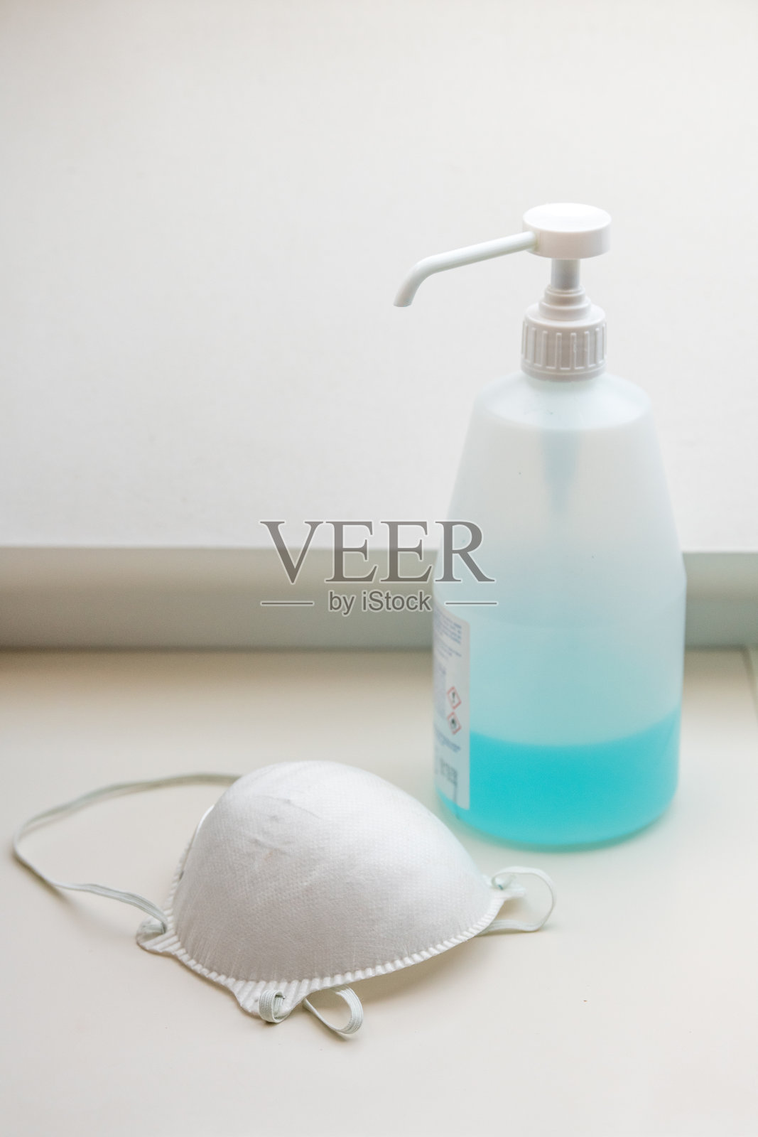 白色医用口罩，水酒精凝胶照片摄影图片