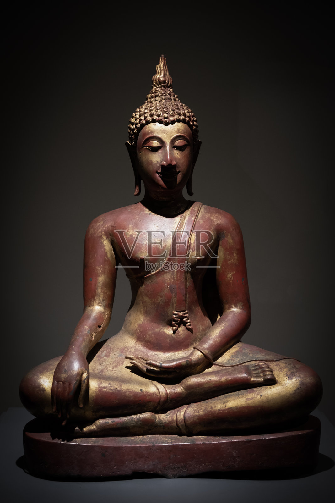 闭合的古老金佛雕像照片摄影图片