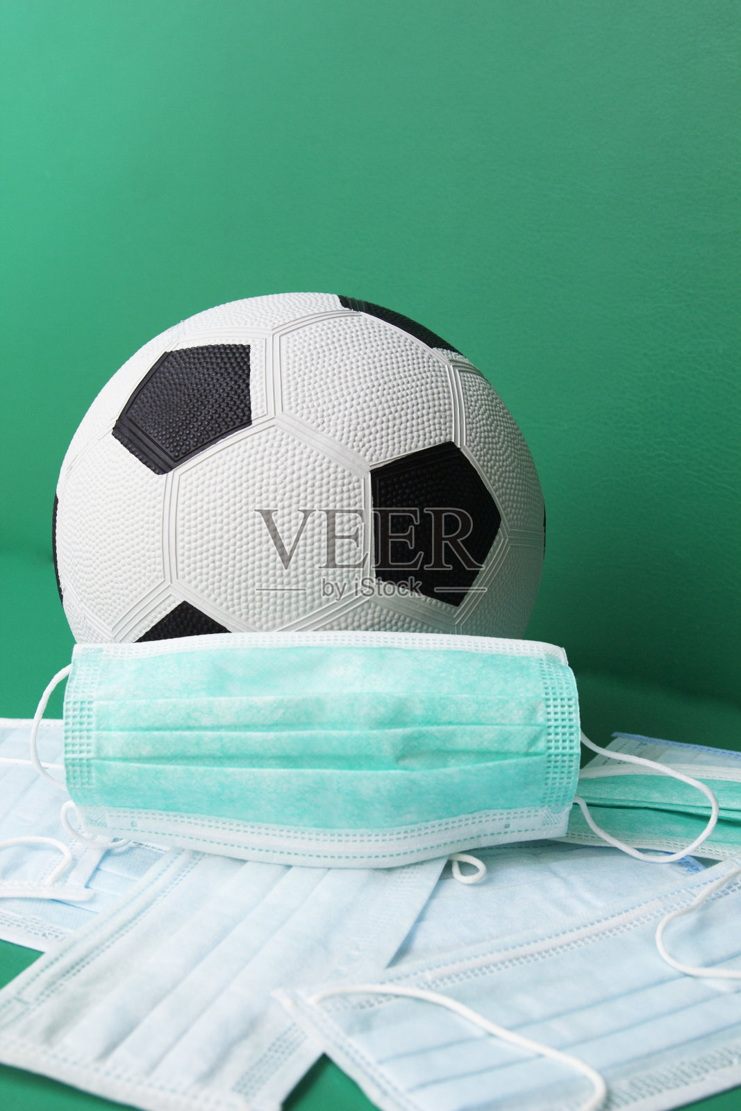 足球和医用口罩照片摄影图片