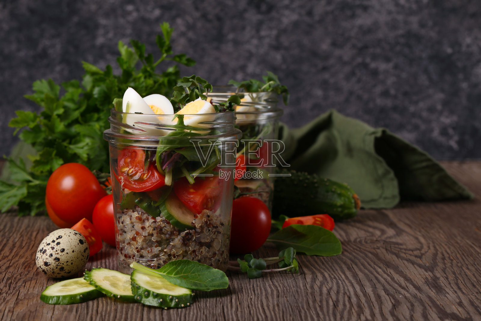 藜麦沙拉配鹌鹑蛋照片摄影图片