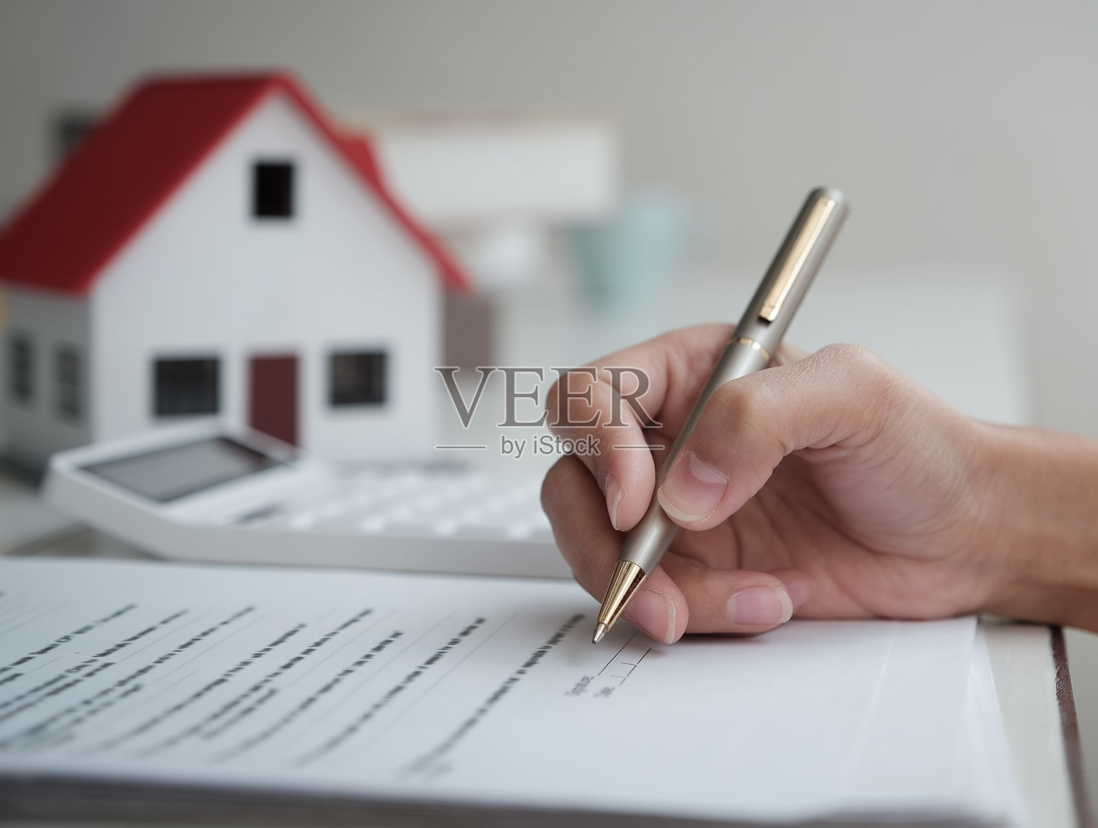 客户正在阅读贷款和保险协议文件来签署房地产交易。照片摄影图片