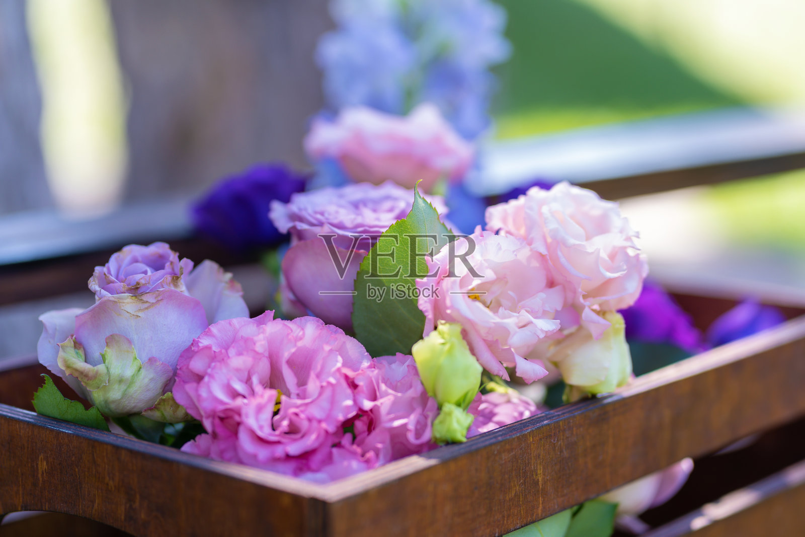 花束鲜花装饰节日餐桌。庆祝露天派对。装饰细节照片摄影图片