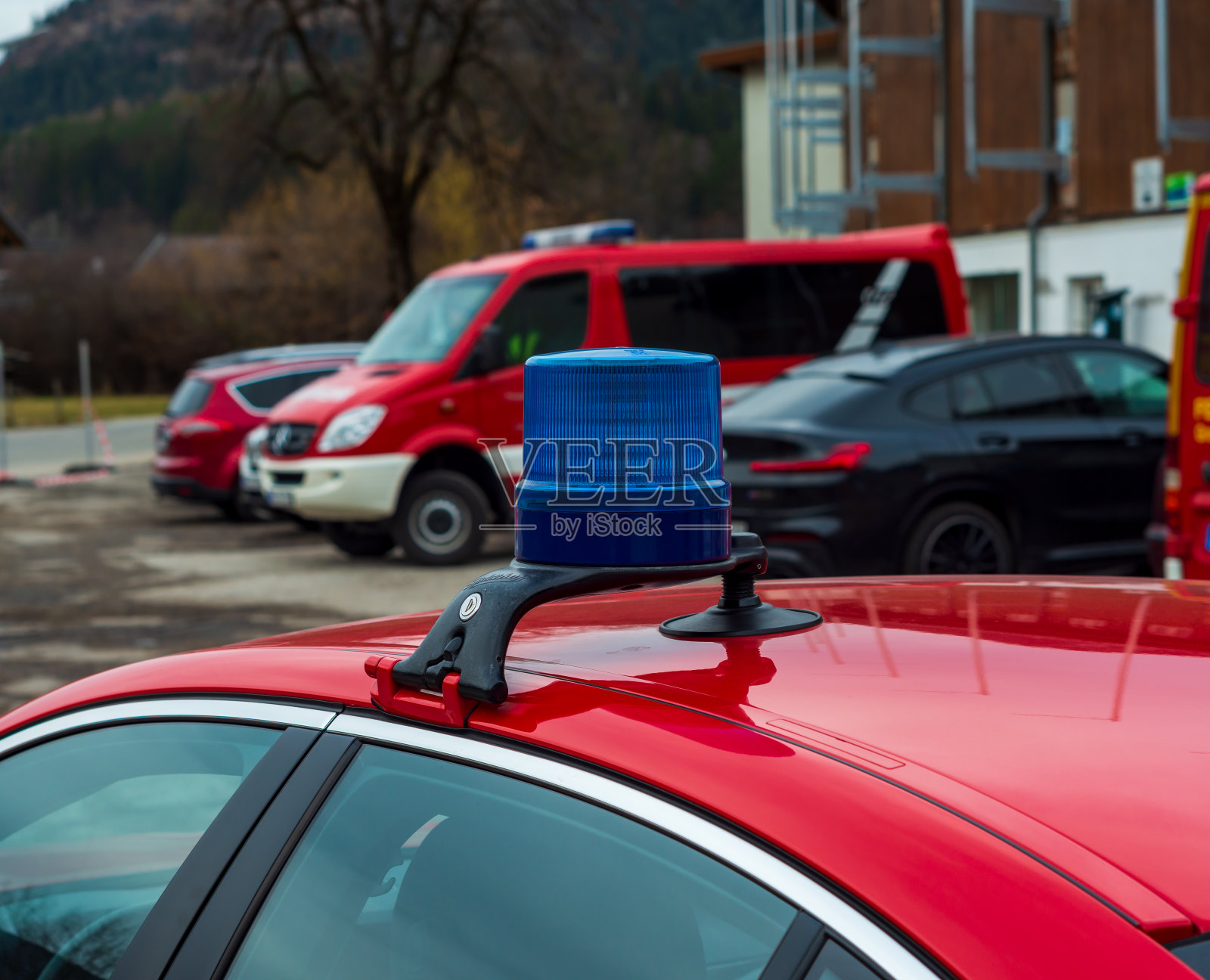 车顶上的蓝色灯照片摄影图片