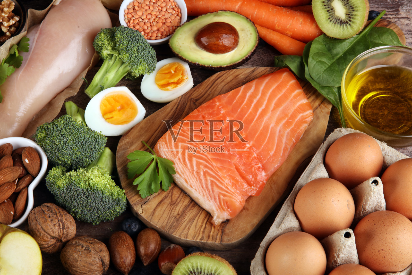 健康饮食和饮食理念，天然富含蛋白质的食物放在质朴的餐桌上照片摄影图片