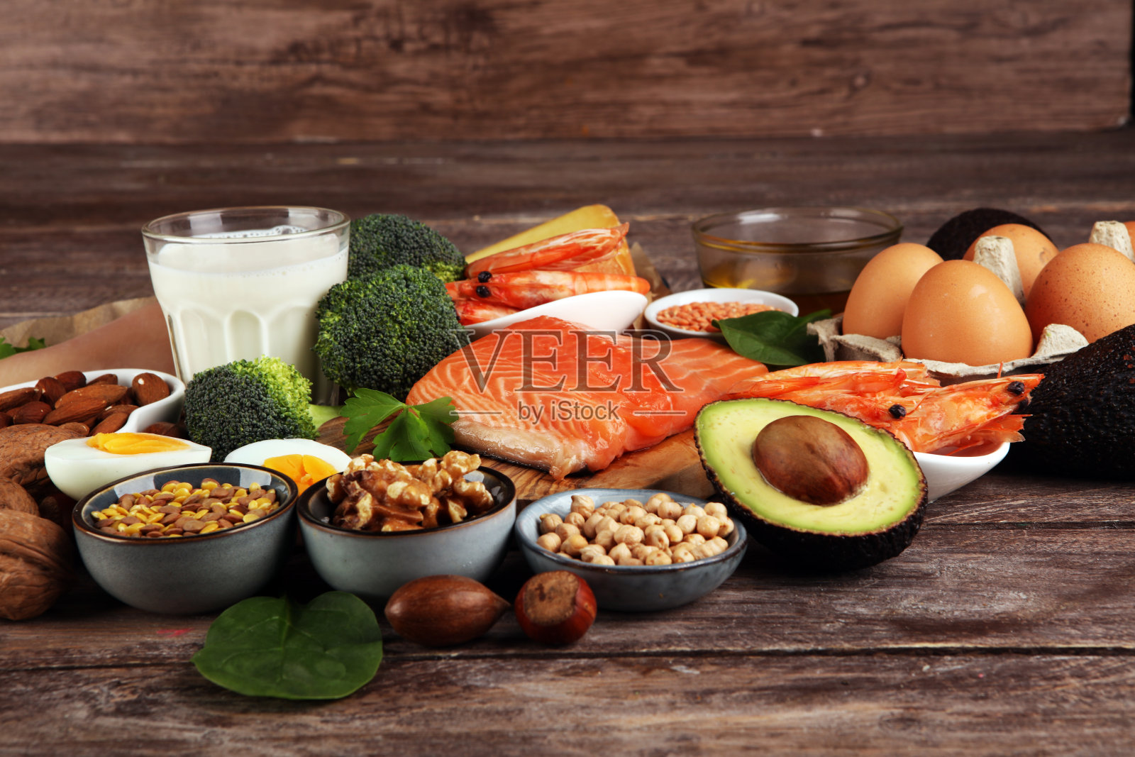 健康饮食和饮食理念，天然富含蛋白质的食物放在质朴的餐桌上照片摄影图片