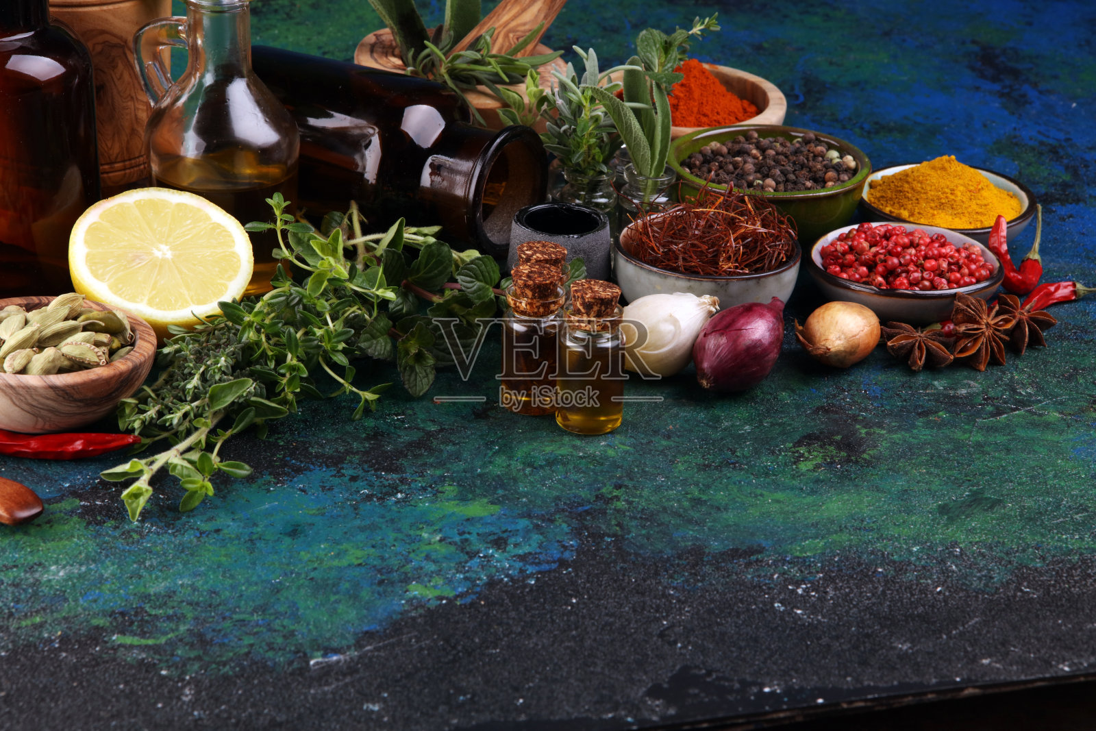 桌上有香料和香草。食物和烹饪配料与胡椒照片摄影图片