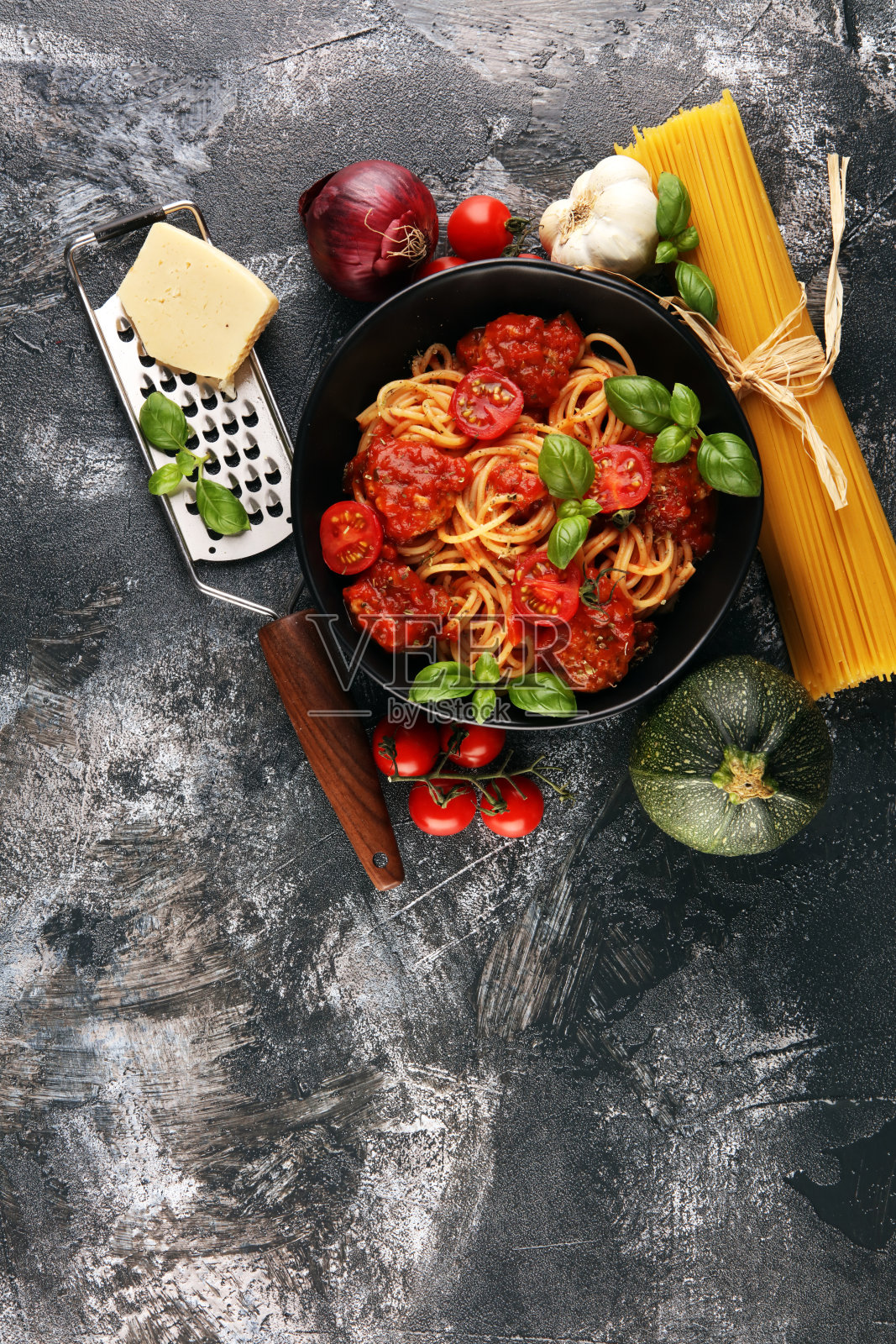 美味可口的经典意大利意大利面，配以番茄酱、奶酪、罗勒和其他配料照片摄影图片