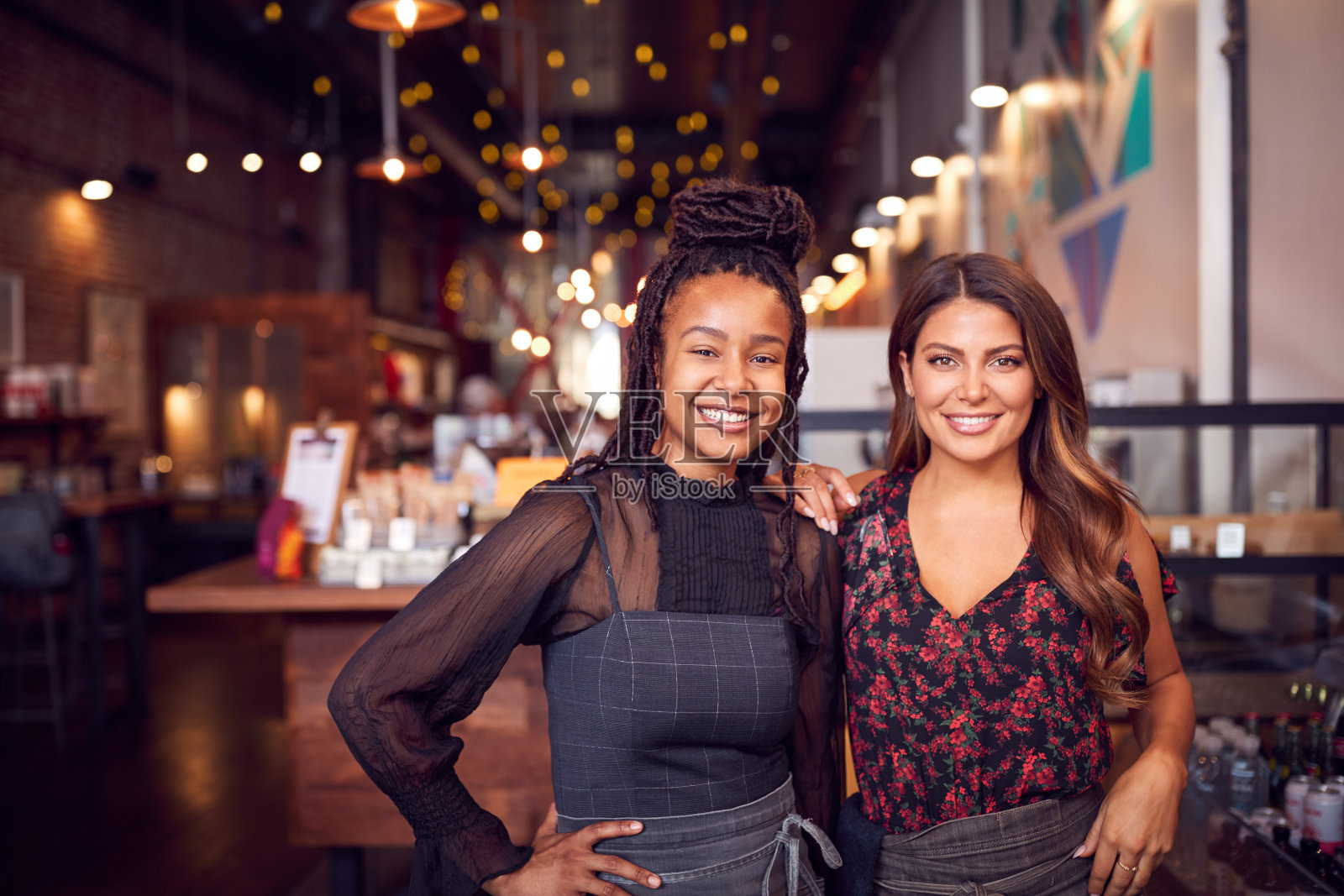 两位女咖啡店老板站在销售台的肖像照片摄影图片