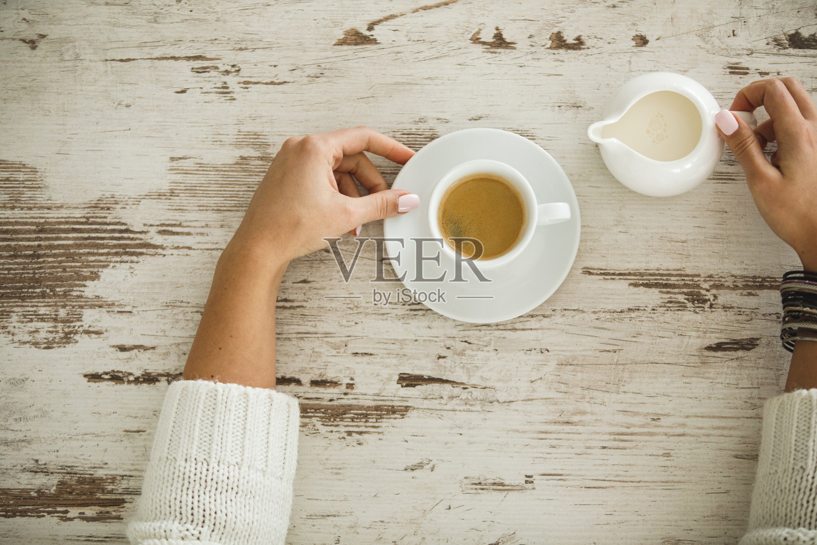 让你的咖啡清淡一点，加一点牛奶照片摄影图片