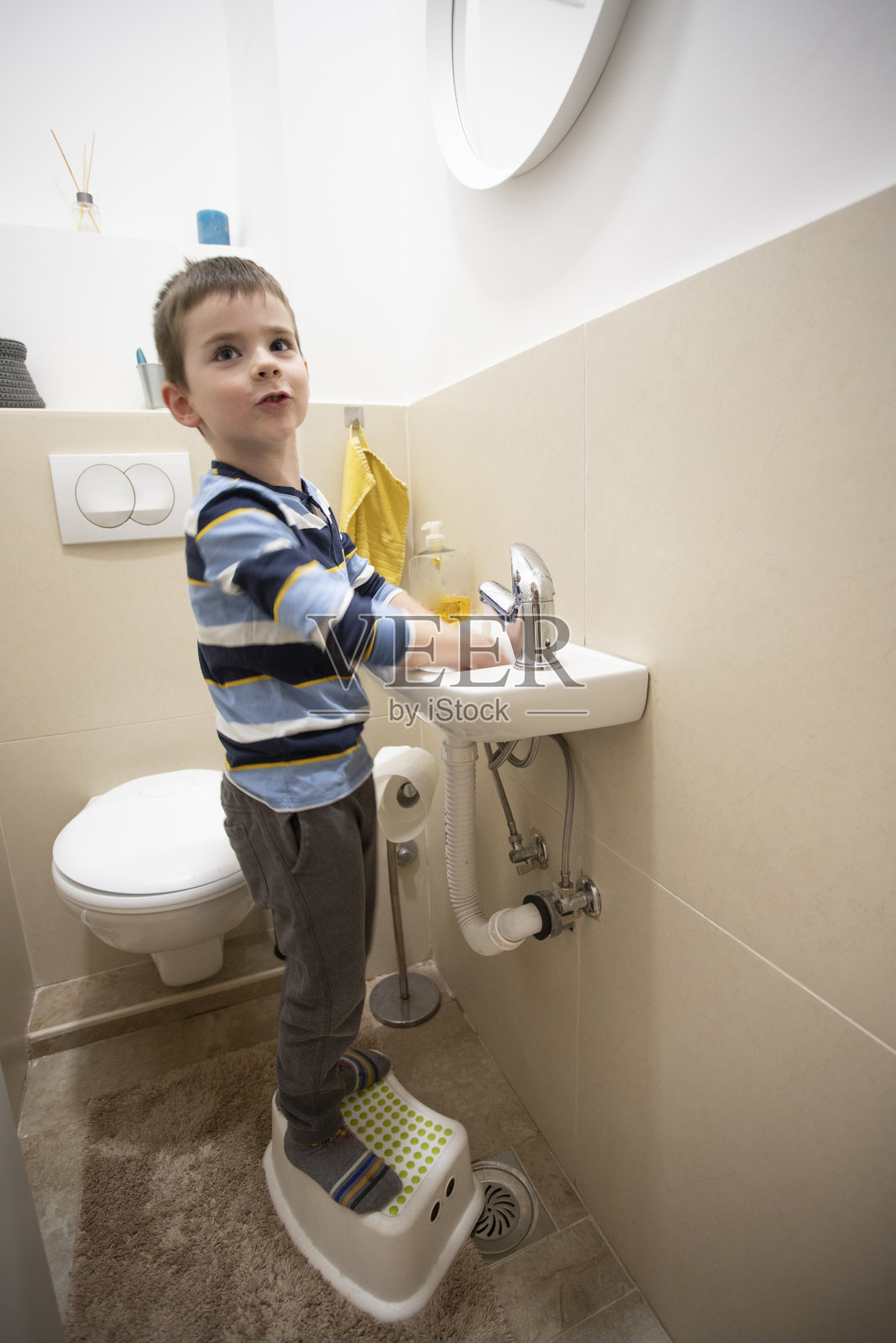 男孩注意卫生照片摄影图片