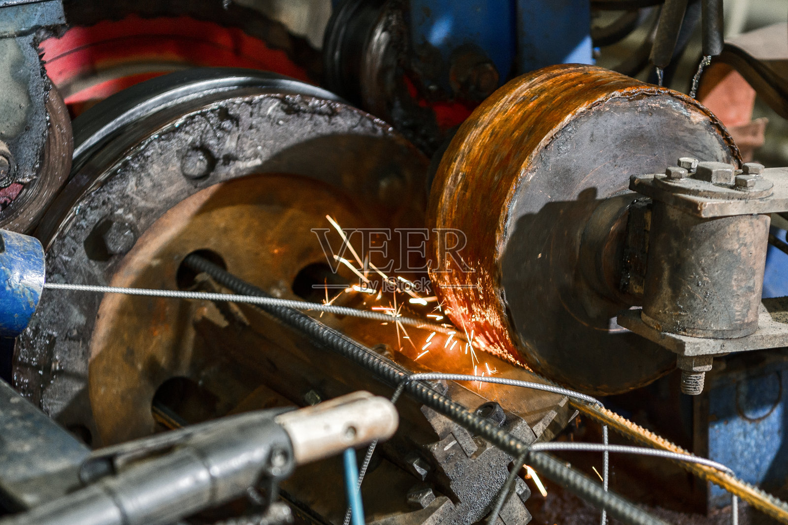 制造钢筋混凝土骨架桩的机器。金属焊条自动点焊照片摄影图片