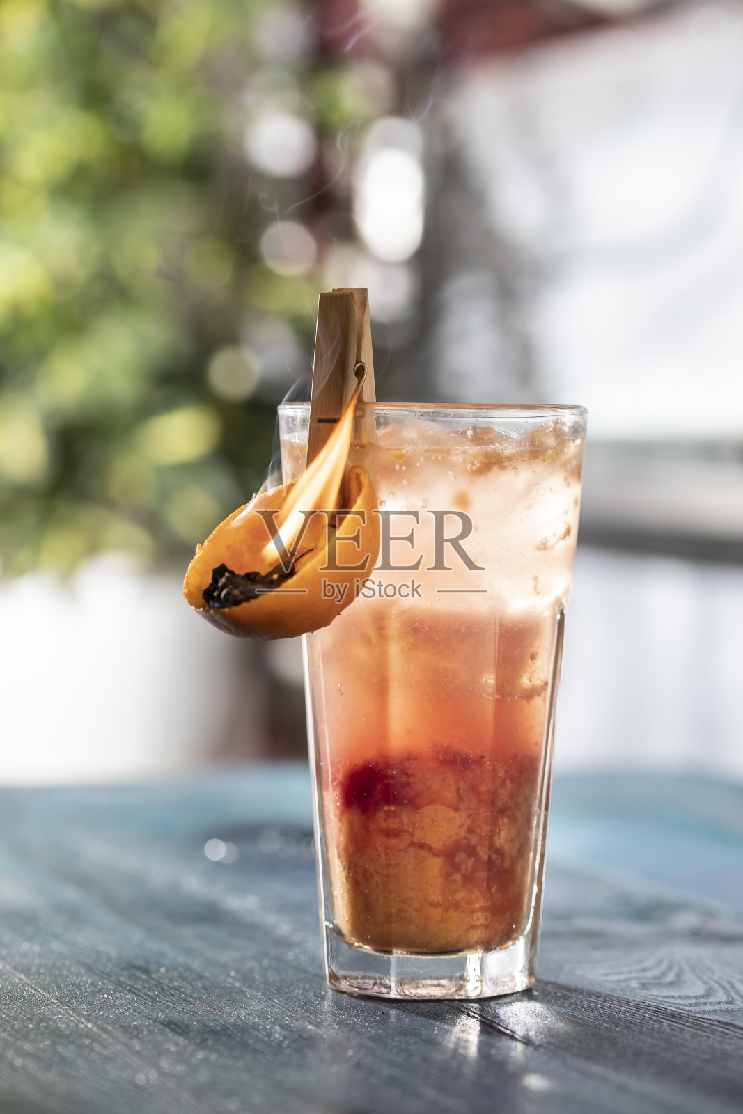 含水果和冰块的新鲜鸡尾酒（酒吧里的酒精/非酒精饮料）照片摄影图片