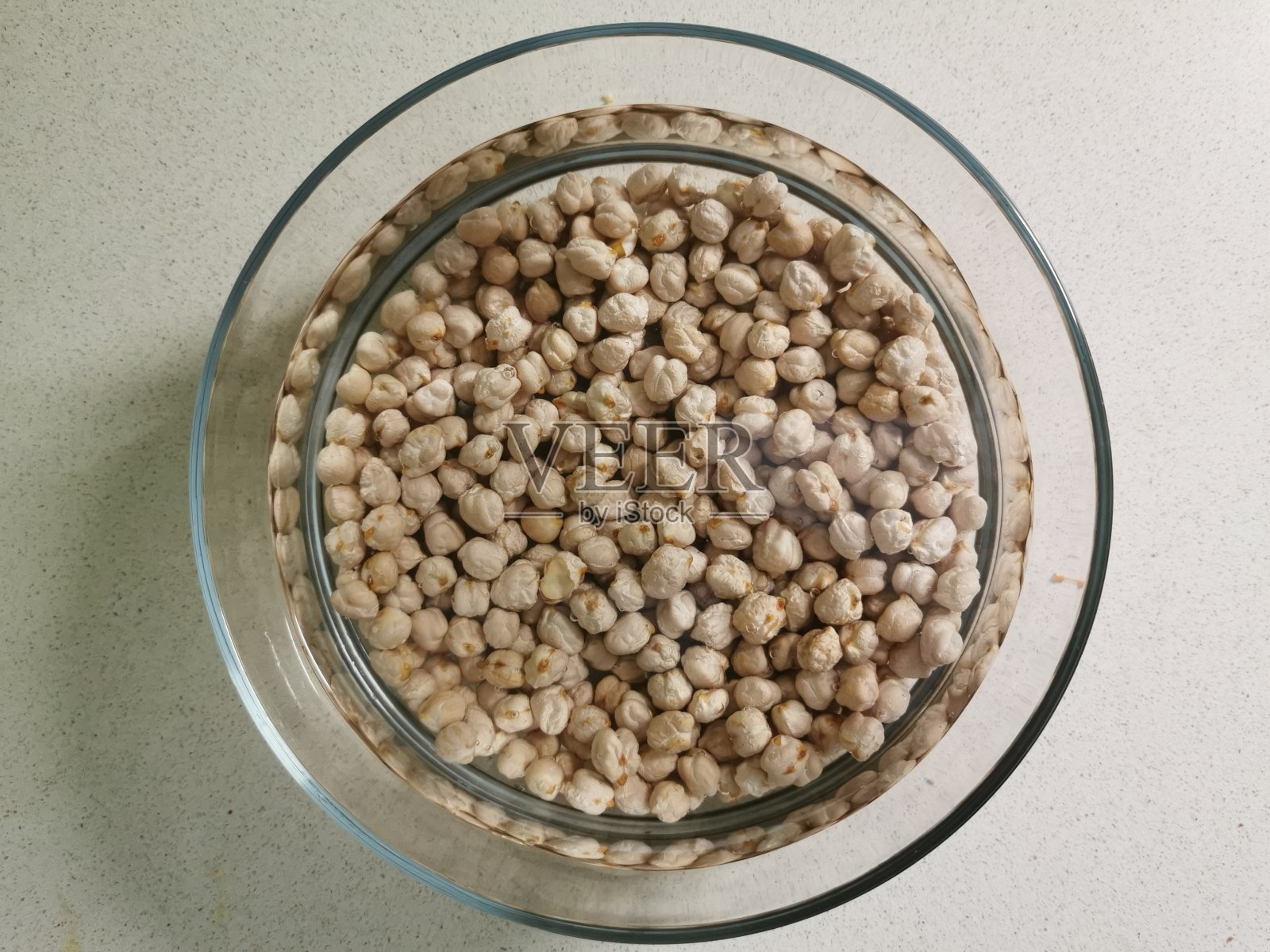 鹰嘴豆在水中照片摄影图片