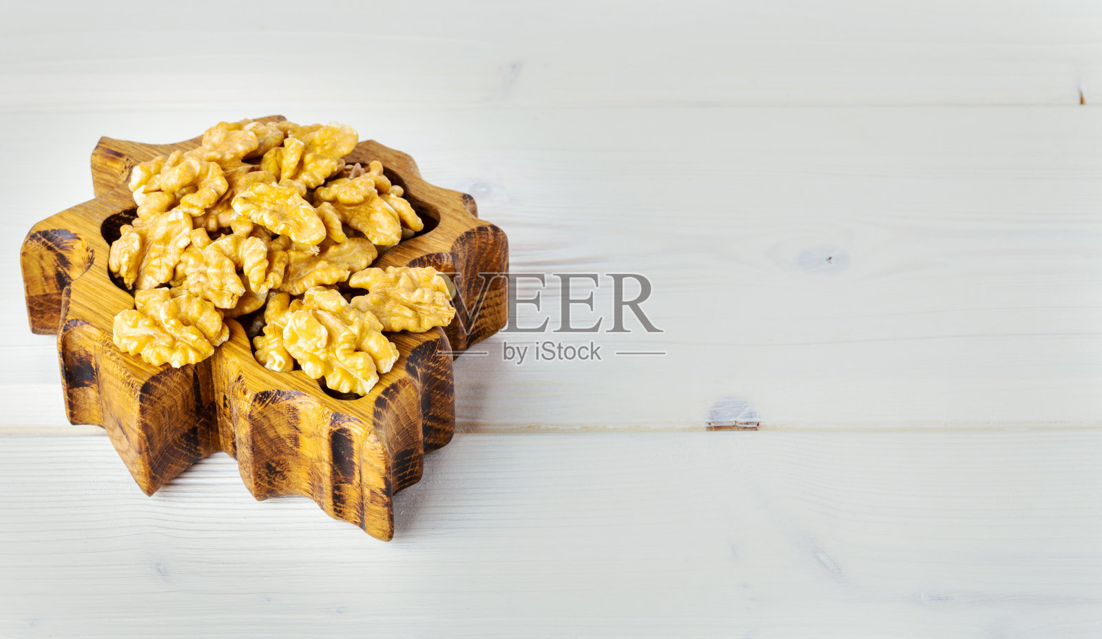 柿子，核桃，腰果，杏仁放在木盘子里照片摄影图片