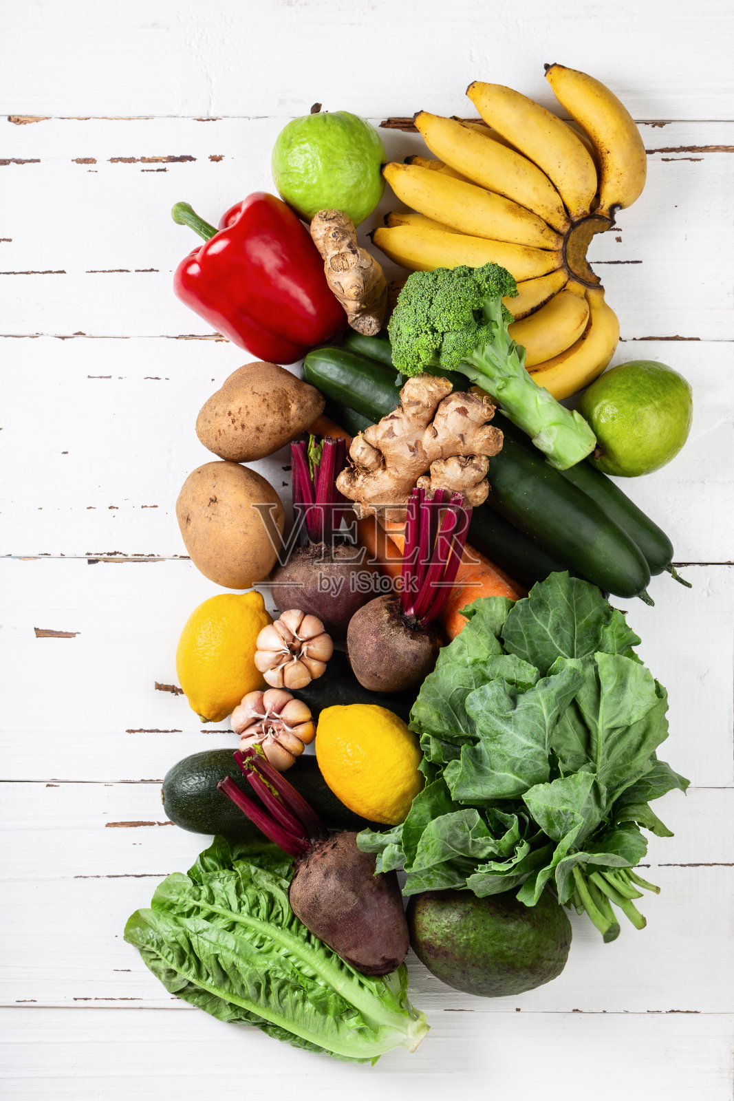 来自有机市场的各种新鲜、天然、五彩缤纷的蔬菜和水果，以古老的乡村白色为背景。照片摄影图片