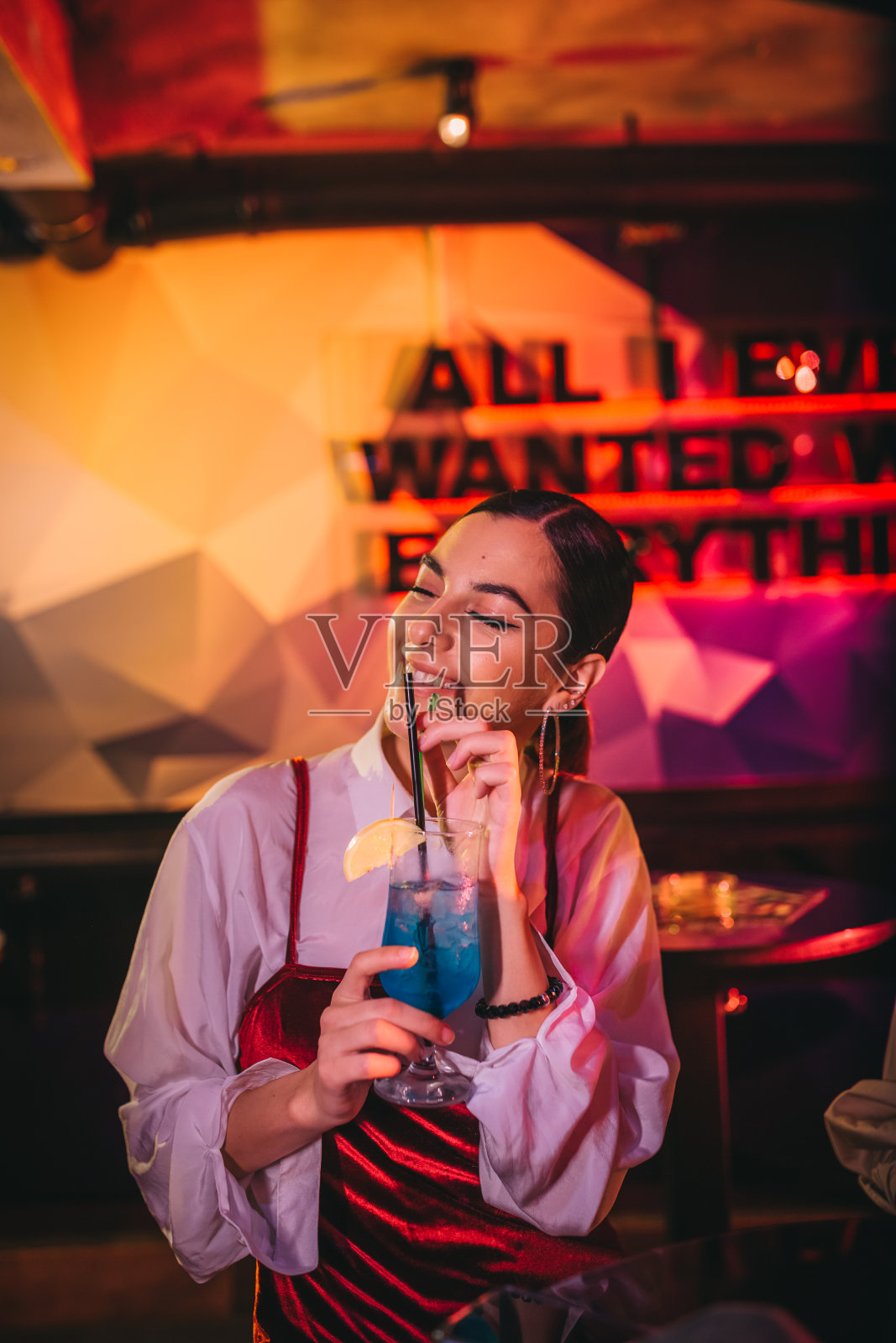 享受蓝色泻湖鸡尾酒照片摄影图片