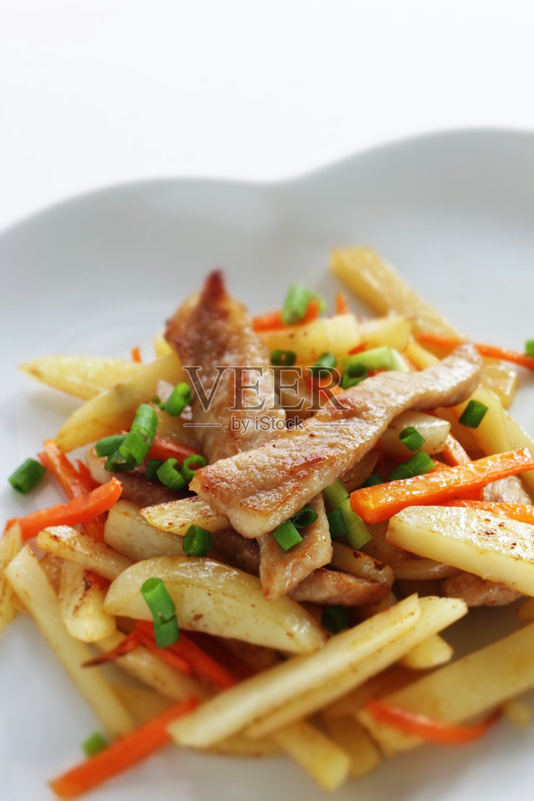 亚洲菜用的猪颈肉和土豆炒照片摄影图片