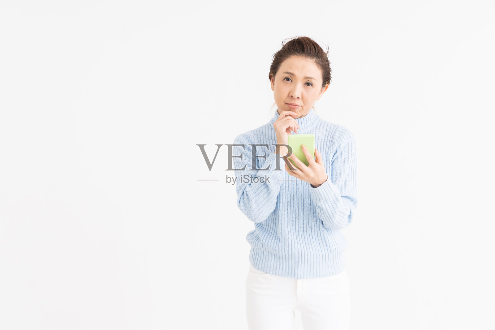 使用智能手机的老年妇女会想，照片摄影图片