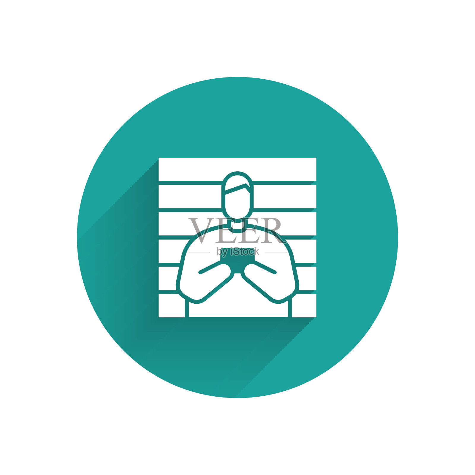 白色犯罪嫌疑人图标与长阴影隔离。罪犯在监狱里，疑近板。绿色圆圈按钮。矢量图插画图片素材