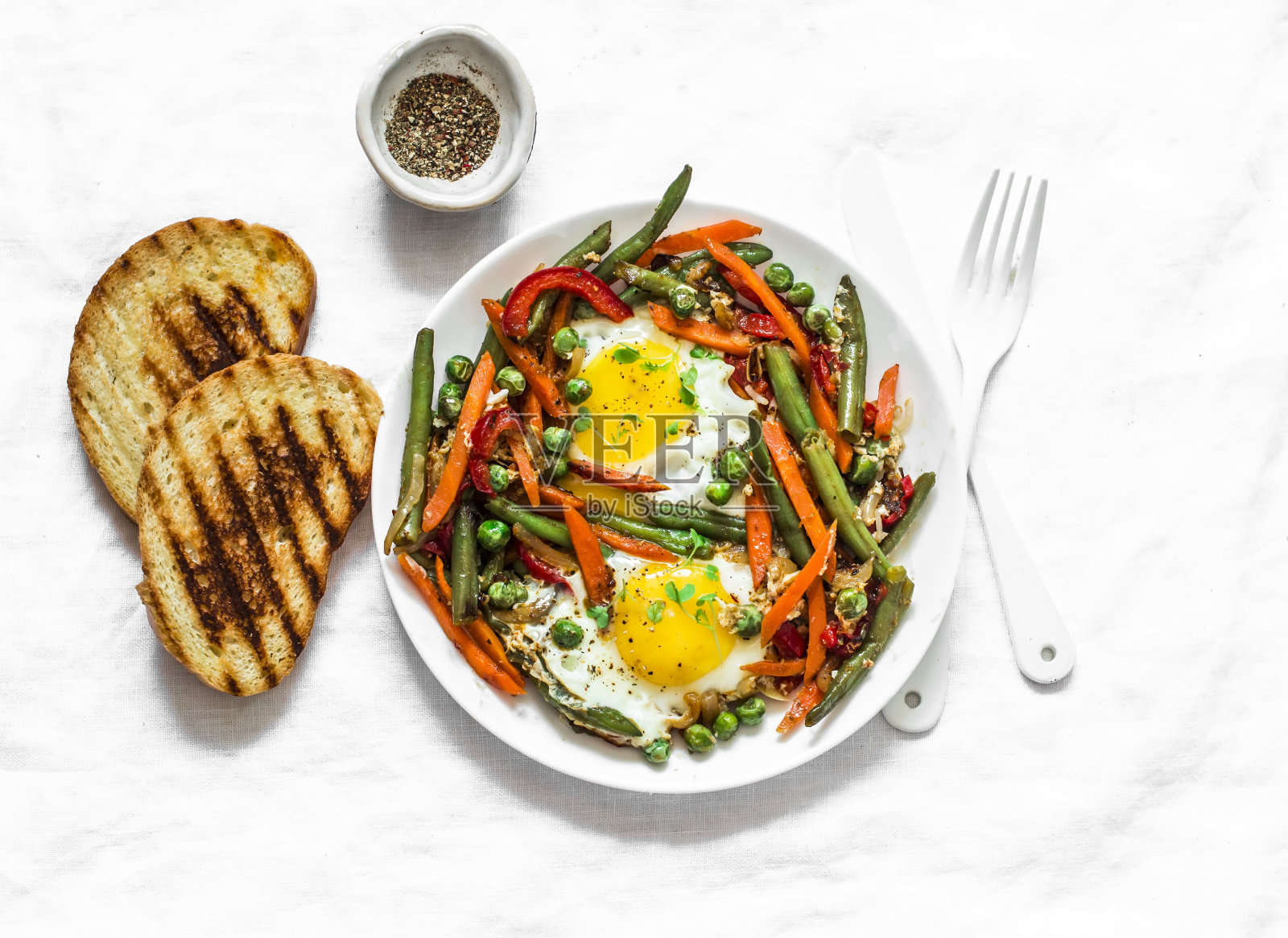 鸡蛋蔬菜炒亚洲风格的沙克舒卡在一个轻的背景，俯视图。美味健康的早餐、午餐照片摄影图片