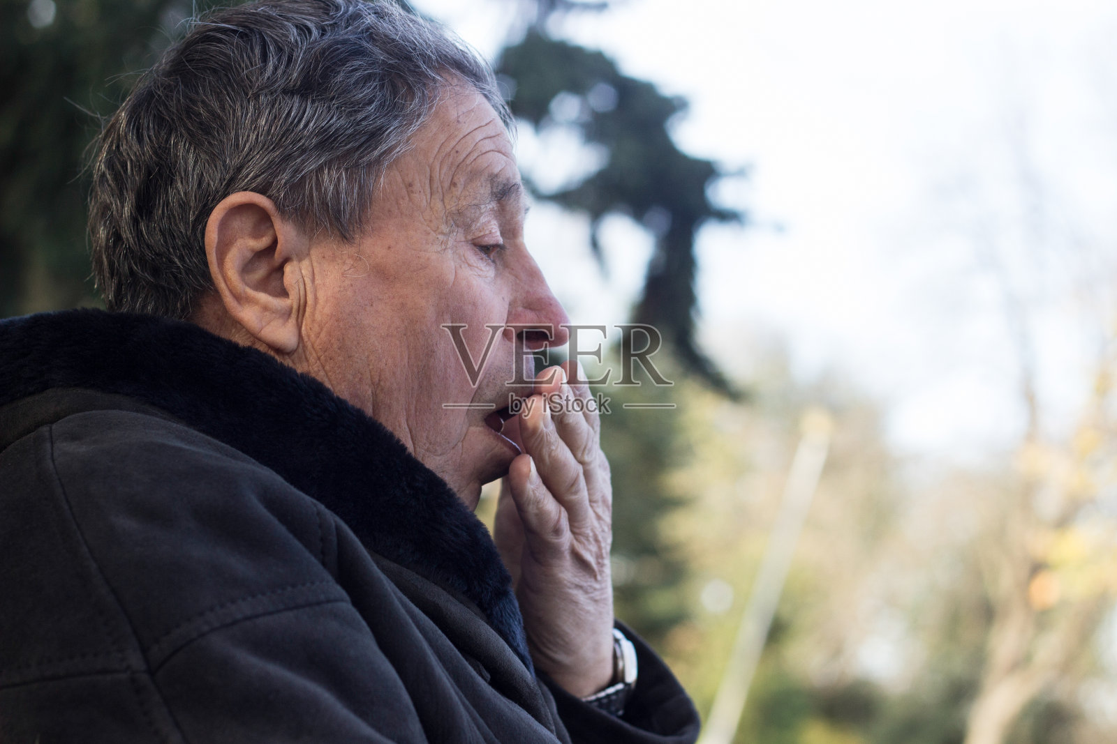 咳嗽的高级人照片摄影图片