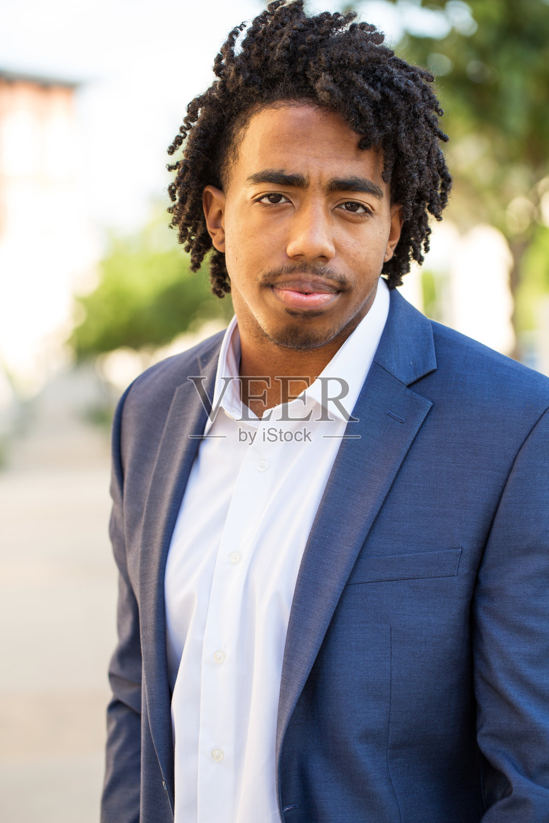 年轻英俊的非裔美国人照片摄影图片