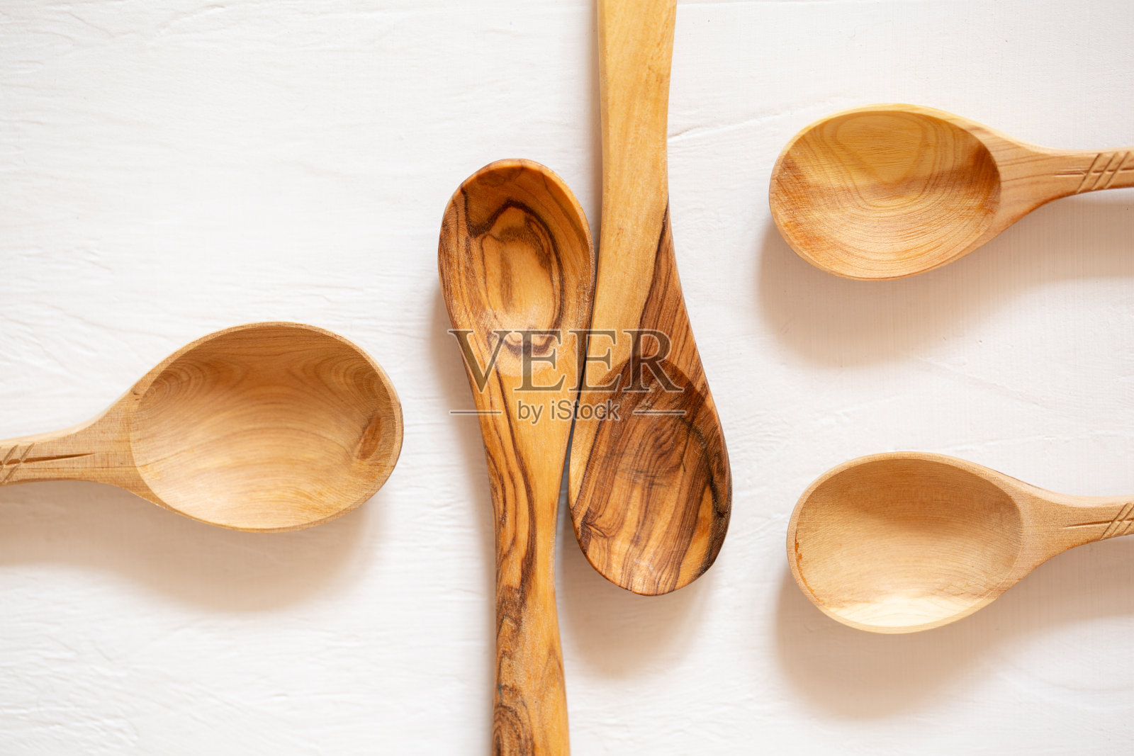 白色背景上木制的勺子。照片摄影图片