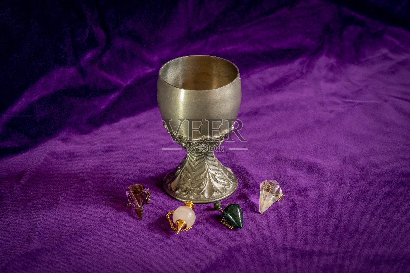 锡杯和四个探空钟摆的特写照片摄影图片