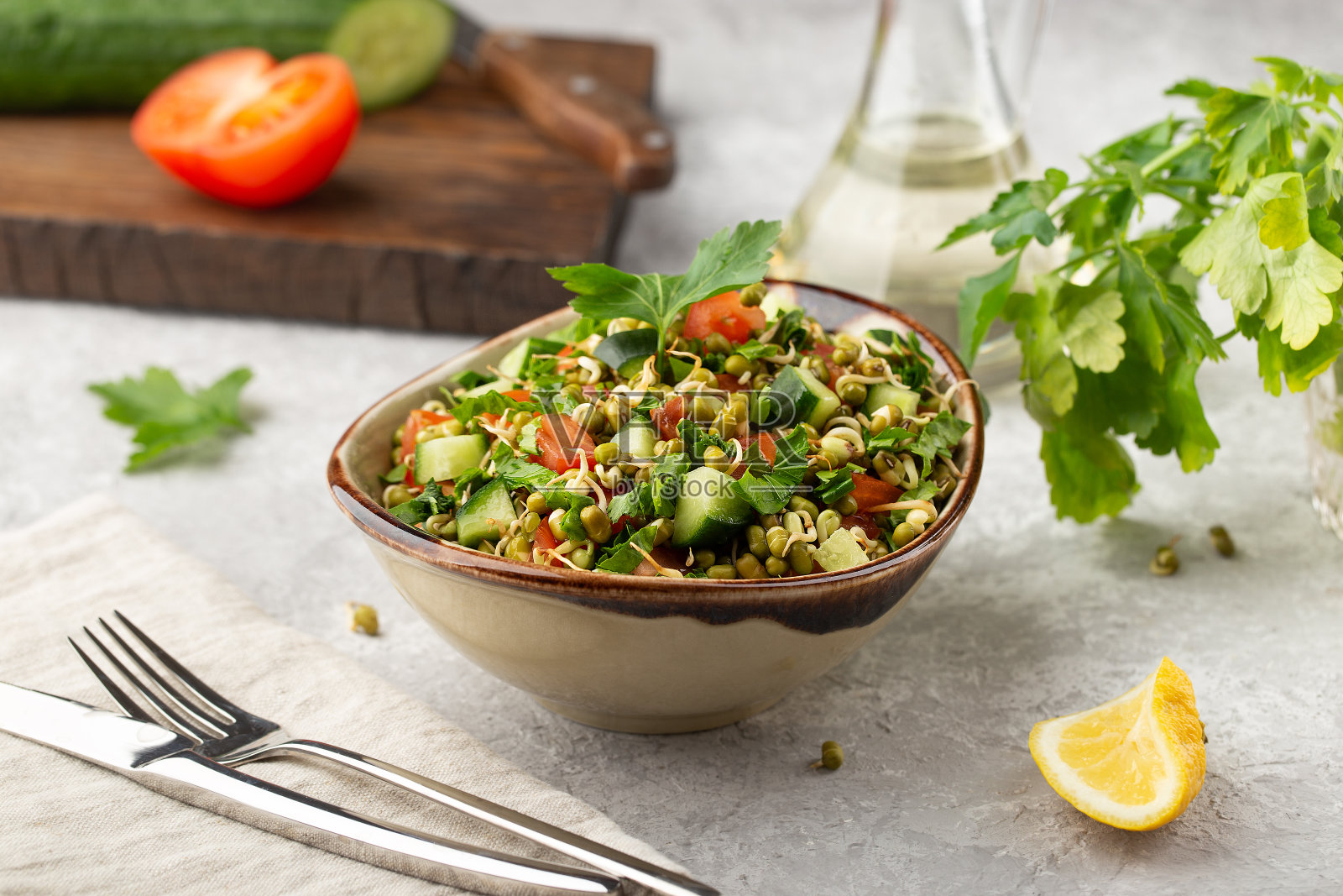 健康的绿豆，西红柿，黄瓜，生菜和绿色蔬菜沙拉照片摄影图片