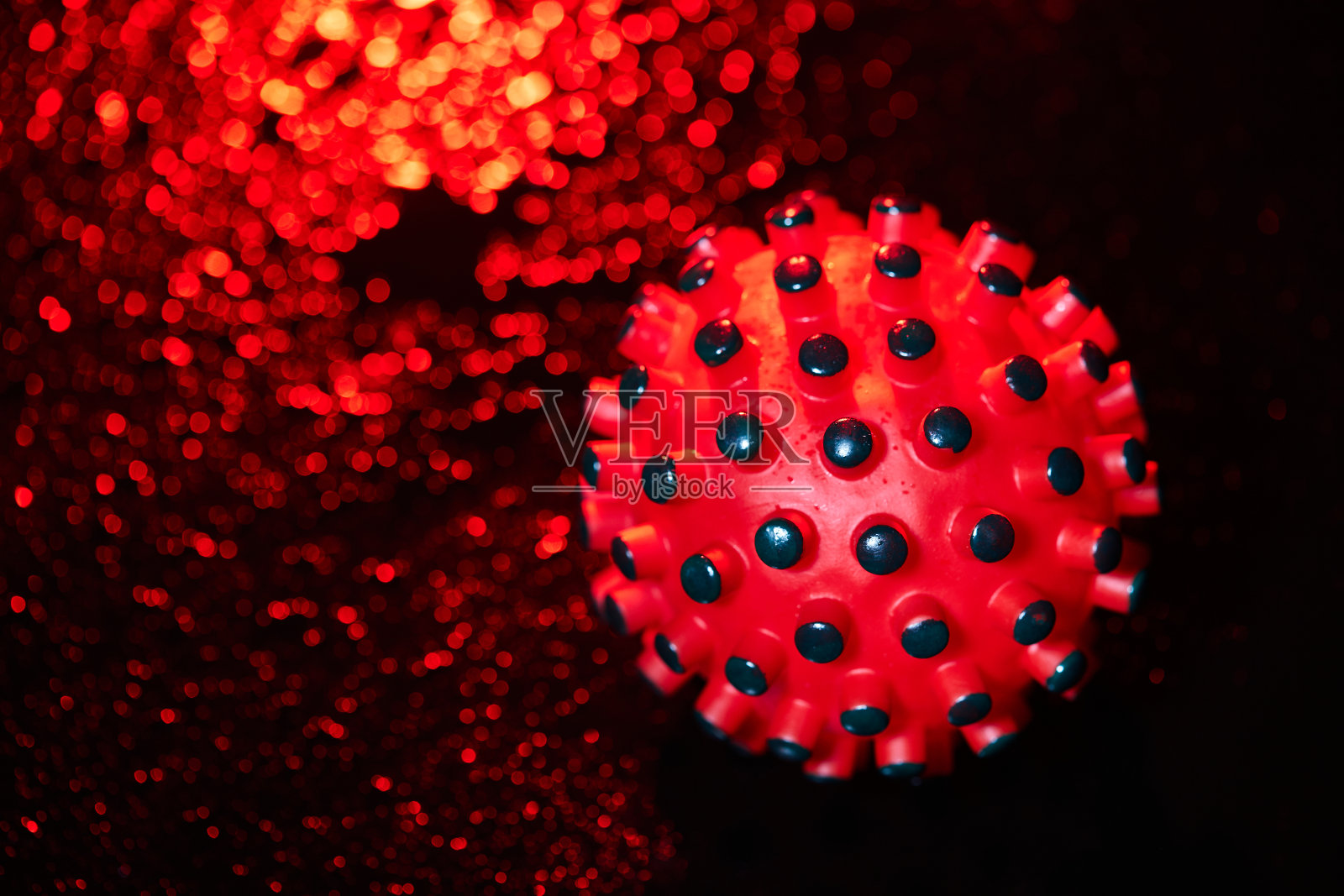 冠状病毒，COVID-19 SARS，冠状病毒科，SARS- cov, SARSCoV, 2020病毒，MERS-CoV,COVID-19 - ncov。"红色背景和水花上的病毒分子概念照片摄影图片