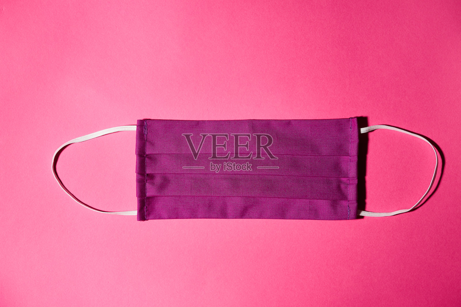 医生口罩和冠状病毒防护隔离在红色背景上照片摄影图片