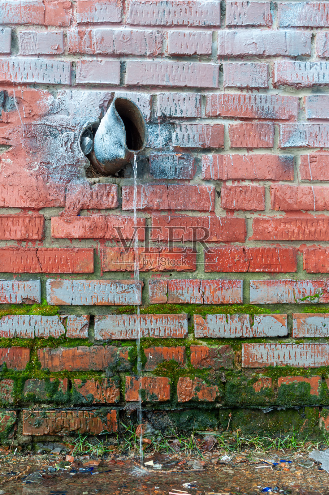 水顺着破旧的水管流下来照片摄影图片