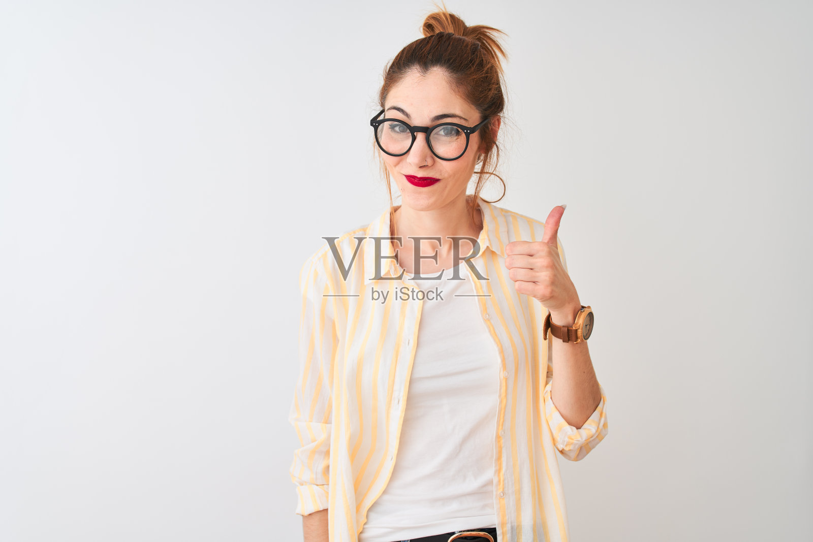 穿着条纹衬衫和戴着眼镜的红发女人竖起大拇指照片摄影图片