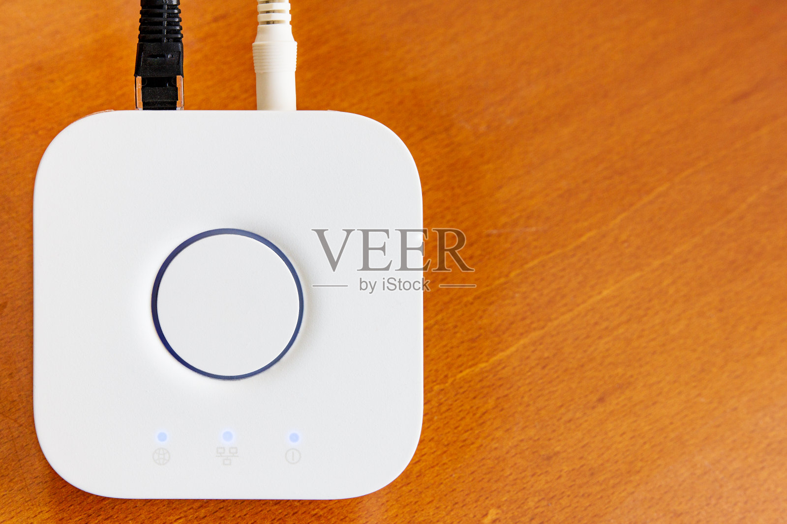 智能家居中心的家庭自动化木制桌面与copyspace。照片摄影图片