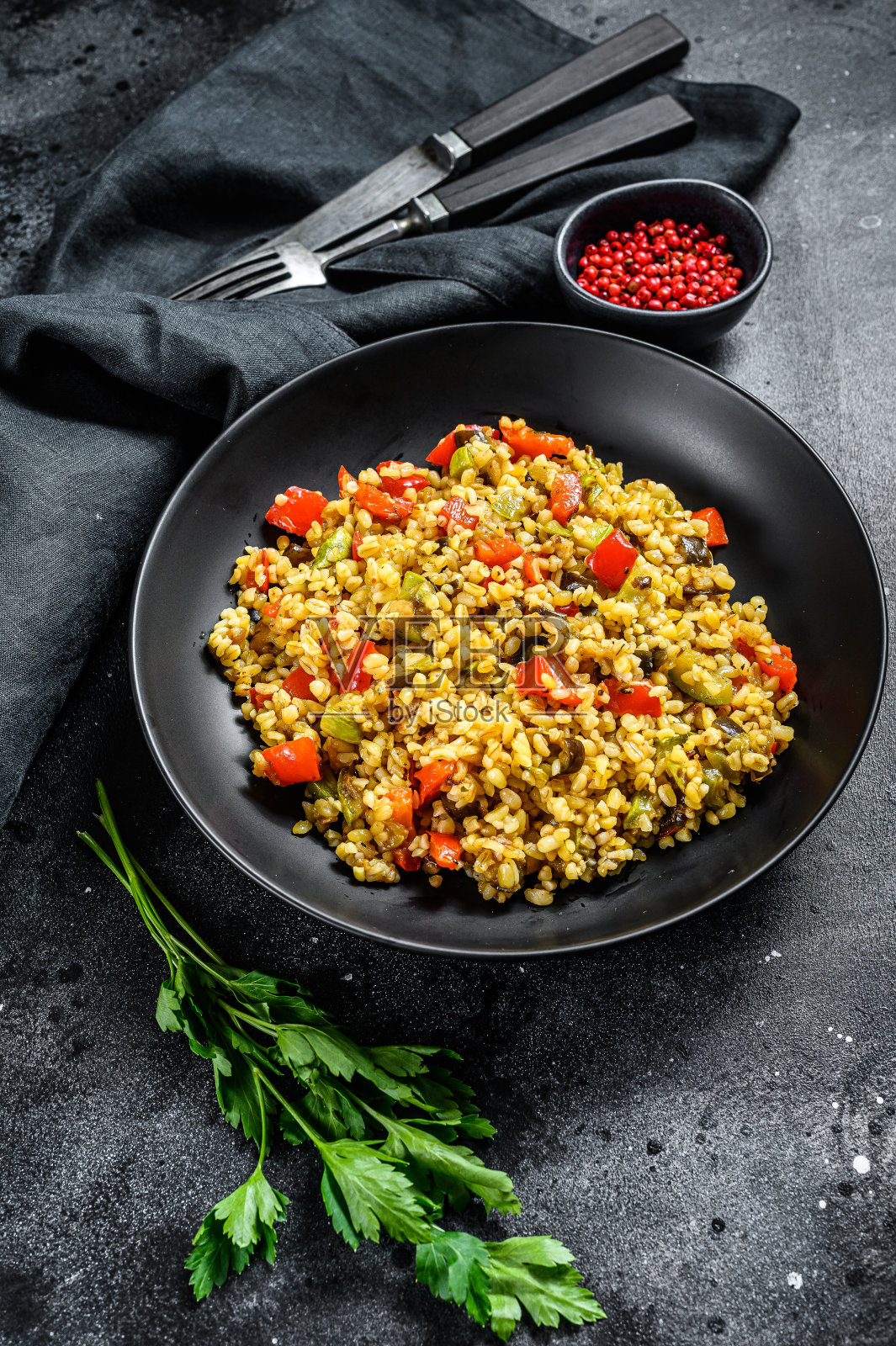 配蔬菜，洋葱，甜椒，胡萝卜和欧芹在一个盘子里。黑色背景。俯视图照片摄影图片