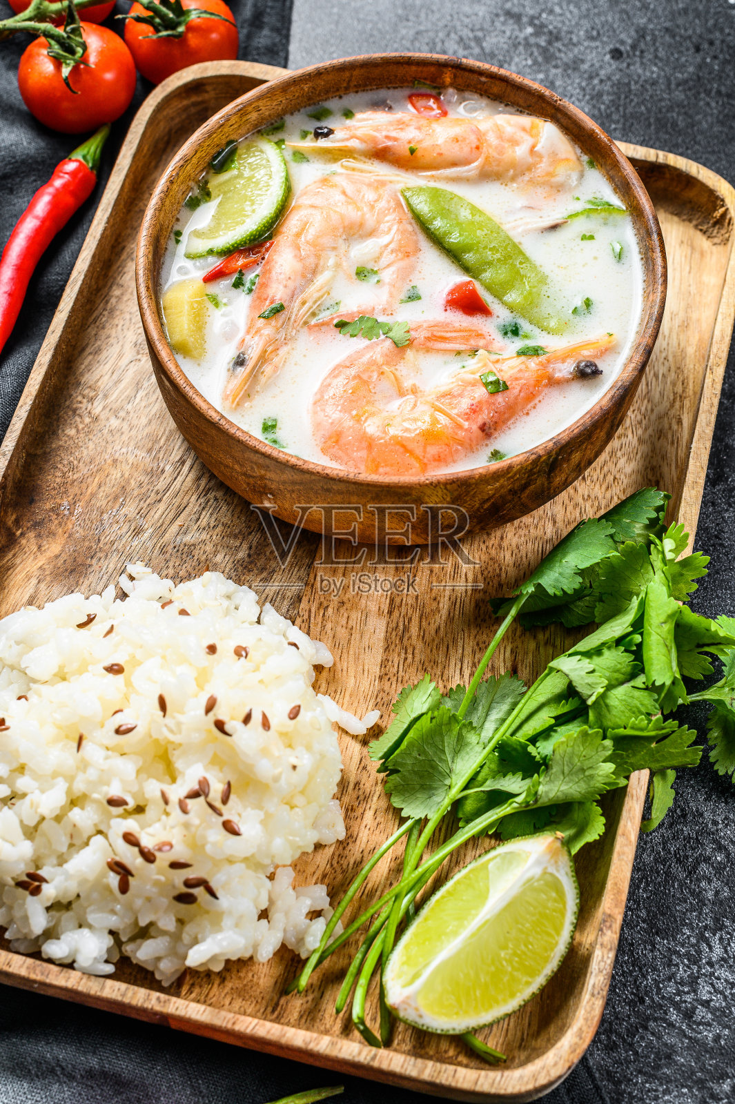 自制的汤姆卡盖。椰奶汤在碗里。泰国菜。黑色背景。俯视图照片摄影图片