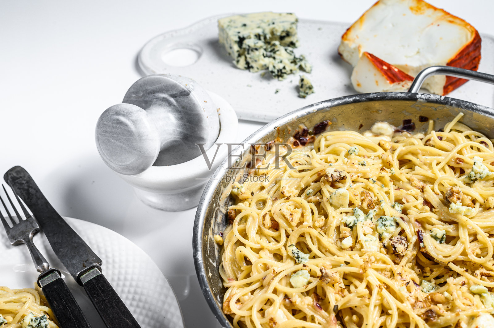 意大利面酱配奶油蓝芝士酱和核桃。意大利人自制的食物。这是一道美味的素食菜肴。白色背景。俯视图照片摄影图片