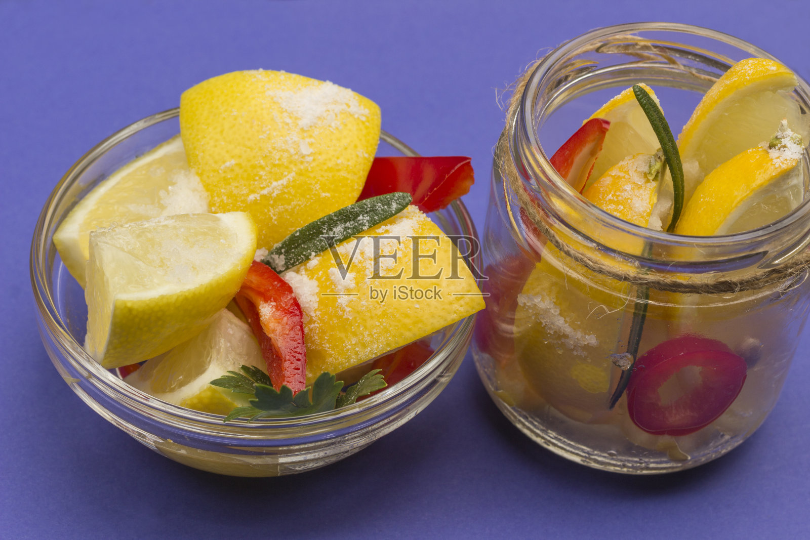 加盐和辣椒的发酵柠檬照片摄影图片