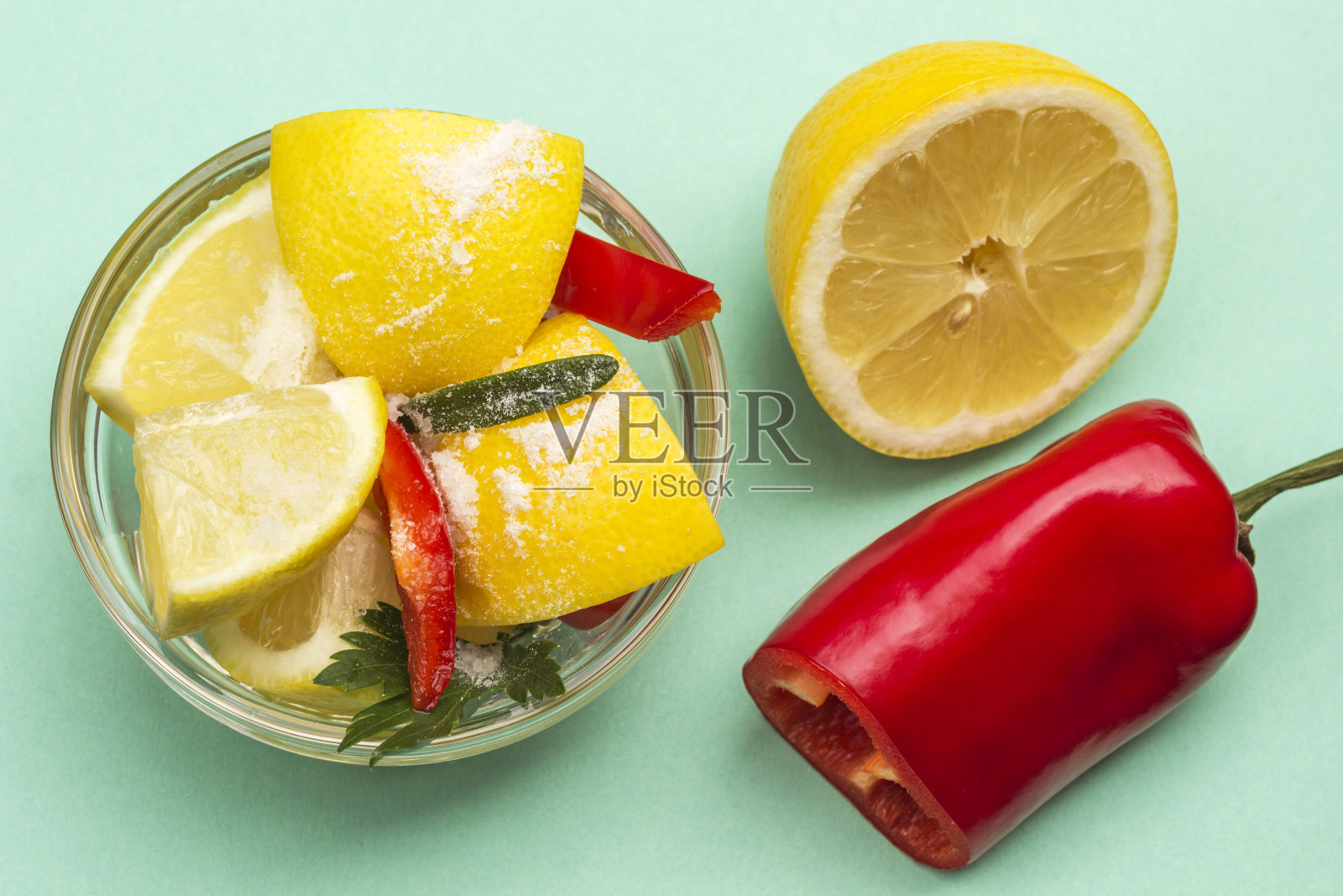 加盐和辣椒的发酵柠檬照片摄影图片