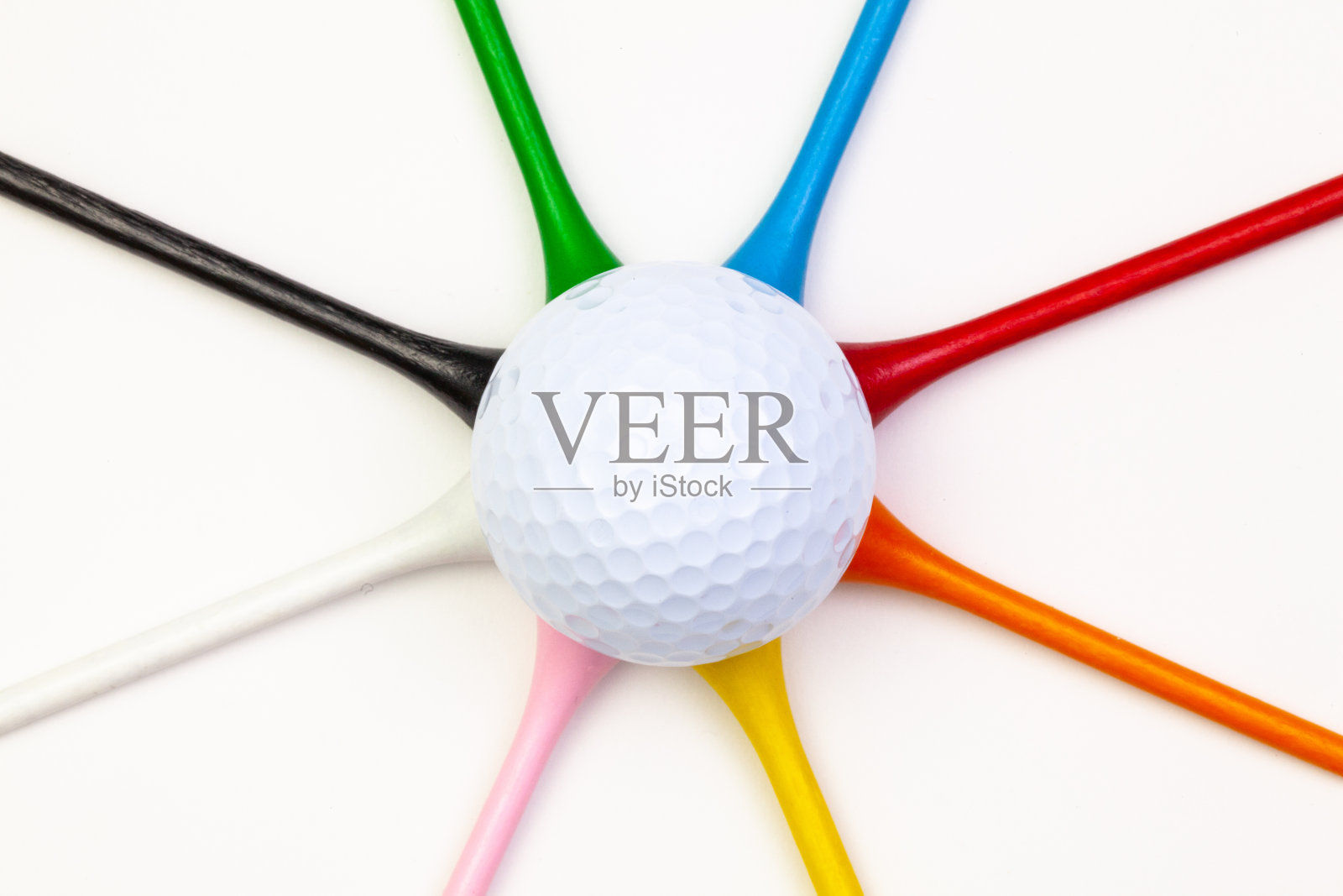 带球座的高尔夫定位球。照片摄影图片