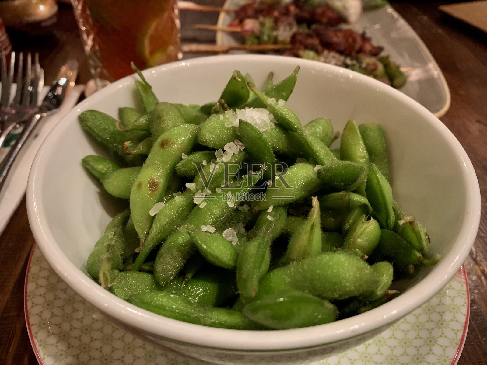 带有盐晶体的毛豆绿色大豆照片摄影图片