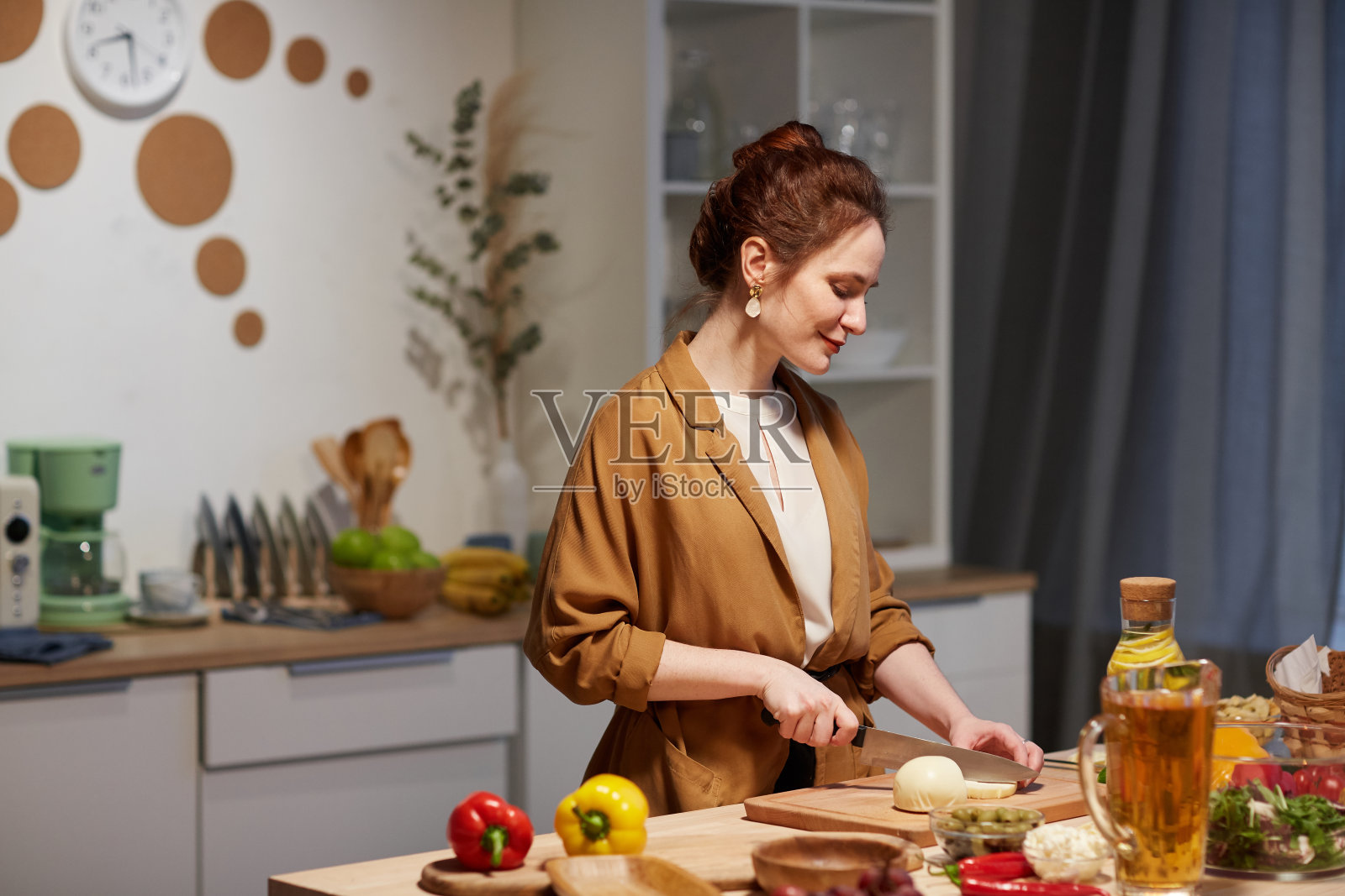 在厨房做饭的女人照片摄影图片