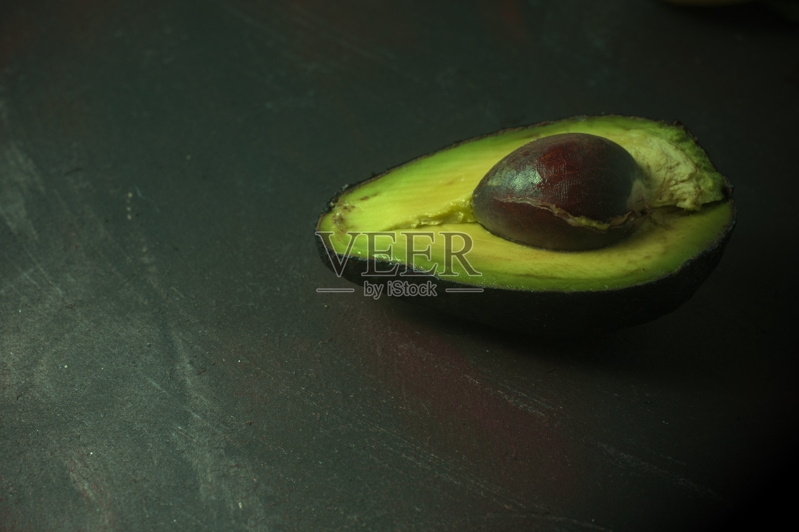 土里土气的桌子上放着一个隔离鳄梨照片摄影图片