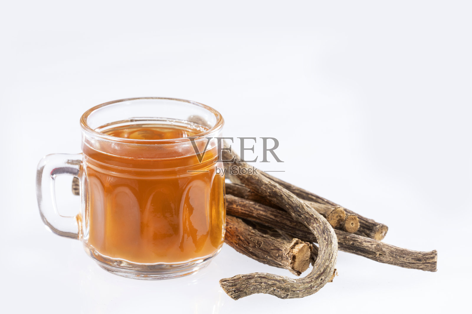 缬草一种缬草植物，其根含有镇静和放松作用的精油-缬草照片摄影图片