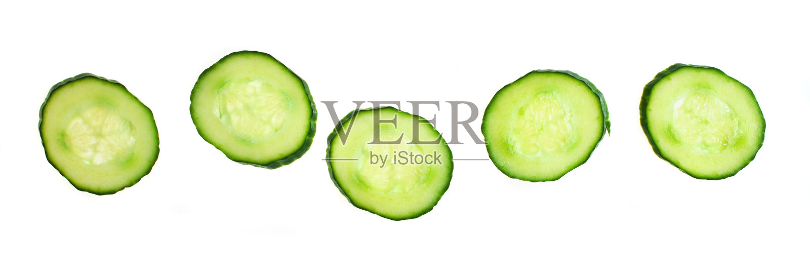 白色背景上的新鲜黄瓜片。横幅照片摄影图片